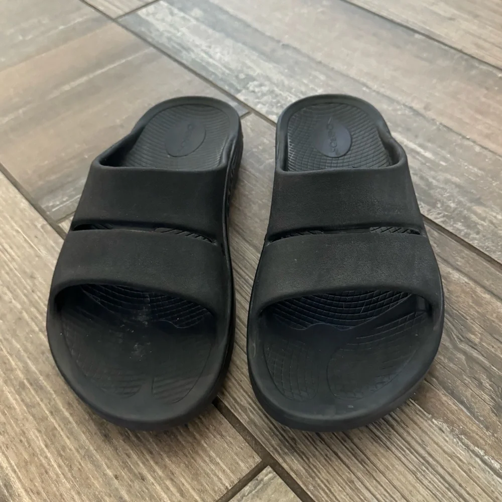 Oofos OOahh Slide Sandal in Black size Women’s 10 or Men’s 8